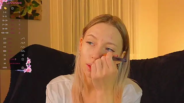 NyxaThorn online show from November 14, 2:39 pm