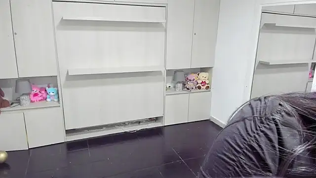 LilyWhitney online show from April 18, 4:04 am