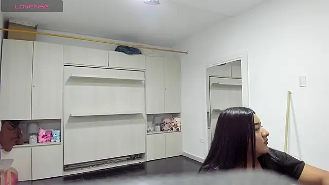 LilyWhitney online show from April 16, 4:02 am