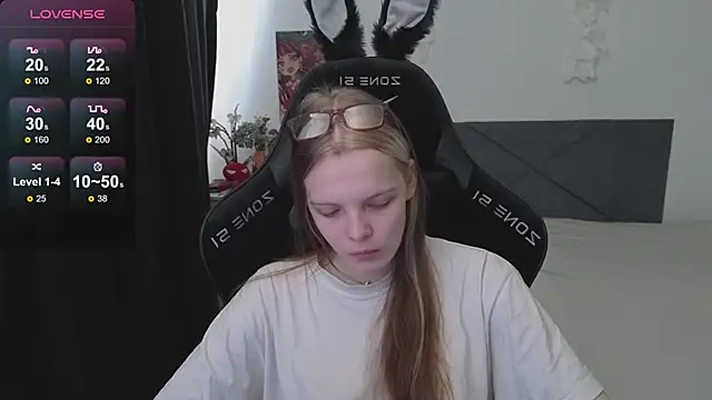 Luna Navy online show from October 3, 6:40 am