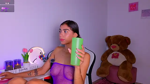 BrunetteAdams001 online show from October 2, 3:33 am