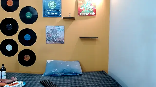 skinnyverus18 online show from March 21, 7:52 pm