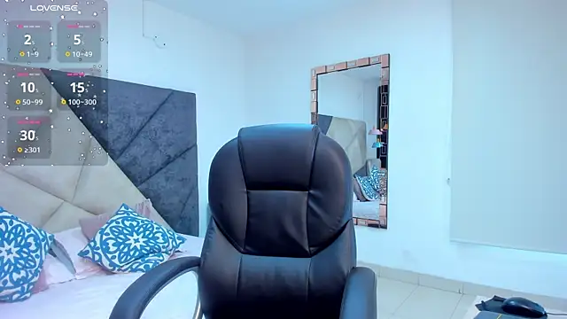 SaraWagner  online show from October 13, 5:59 pm