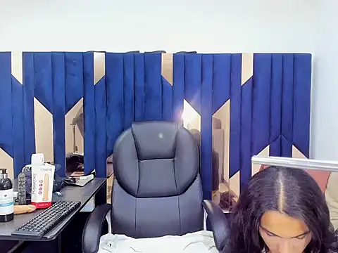 Aisha hotts777 online show from November 19, 4:23 am