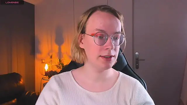 Amanda Butlerr online show from October 5, 11:15 am