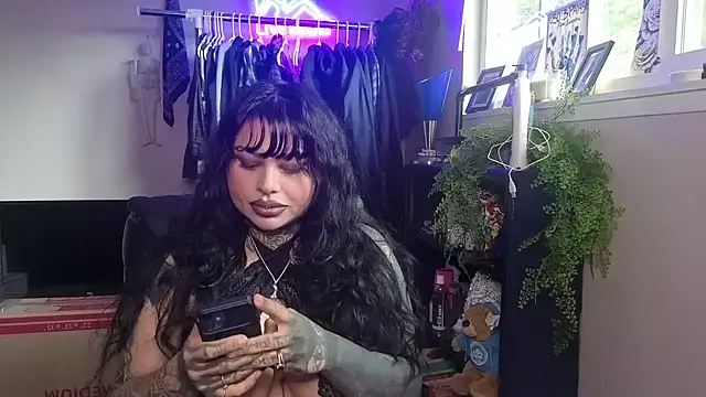 chicanachic13 online show from May 16, 9:36 pm