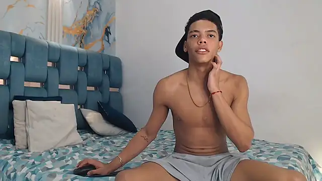 PRETTY FEM online show from February 28, 2:00 am