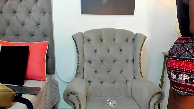 nahiroby ebony online show from October 20, 6:55 pm