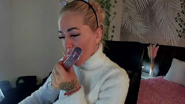 Kira Key online show from October 14, 2:03 am