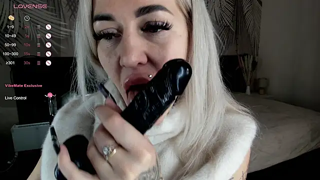 Kira Key online show from March 10, 2:15 am