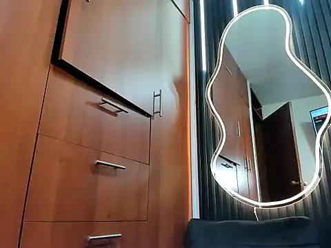 scarletr red online show from October 15, 9:39 pm