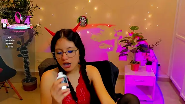 Krysten Riter online show from December 22, 1:58 pm