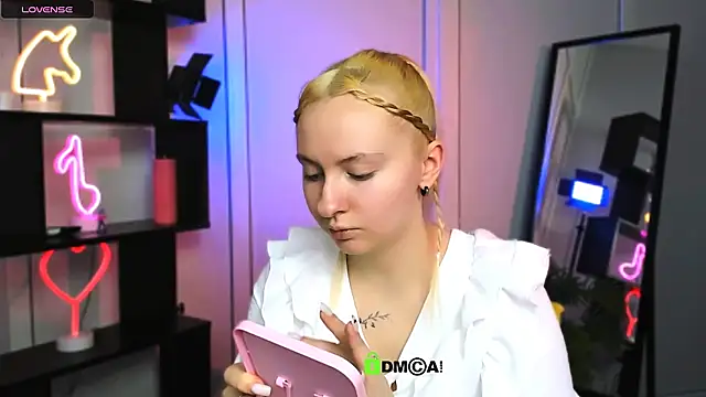 mila glow1 online show from December 17, 7:29 pm