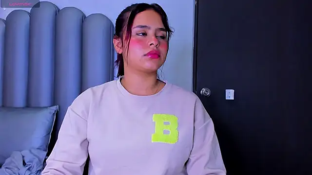 Sofia villareal online show from January 7, 5:00 am