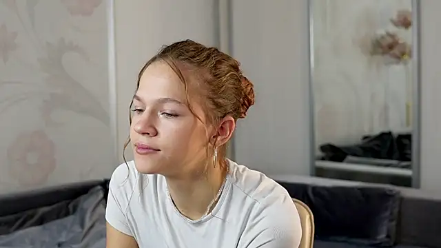 VelvetRisque online show from September 24, 7:40 am