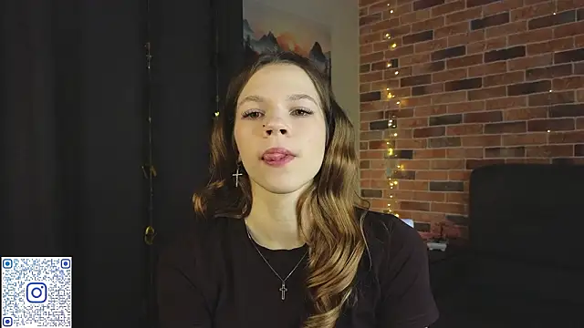 VelvetRisque online show from March 1, 6:35 am