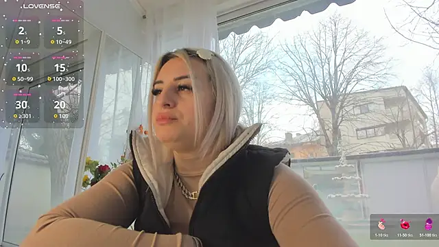 Ella Vee online show from March 25, 5:44 am