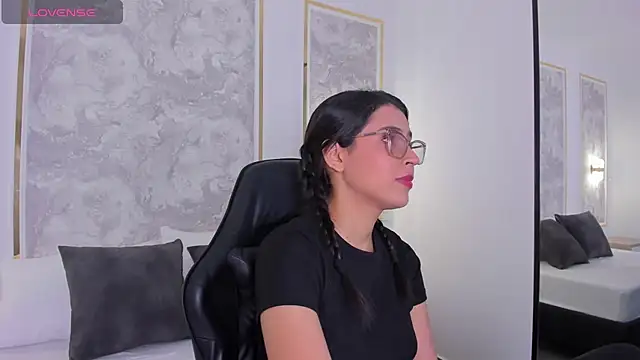 desireee  online show from December 22, 5:27 pm