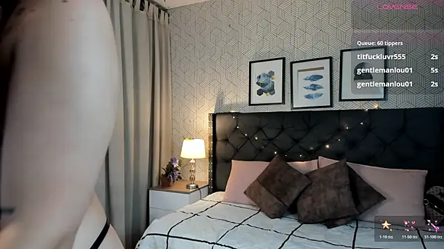 sophie  blare online show from March 22, 9:43 pm