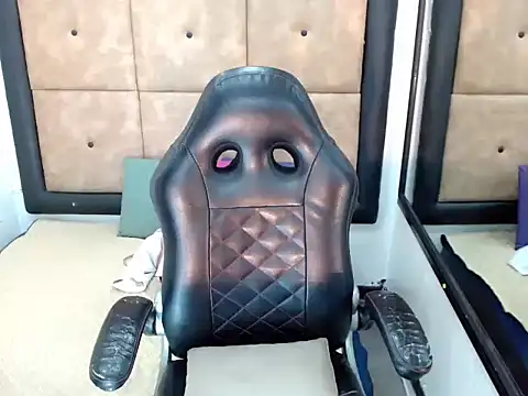 Penelopee Rouse online show from November 15, 8:43 pm