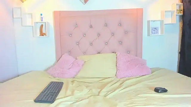 Mia Suarezzz online show from December 1, 1:31 am