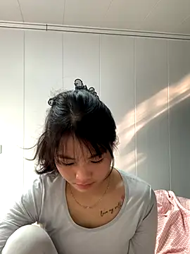 Emlyly-18 online show from November 15, 1:28 am