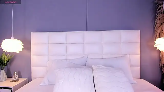 LunaBloomn online show from April 15, 5:02 pm