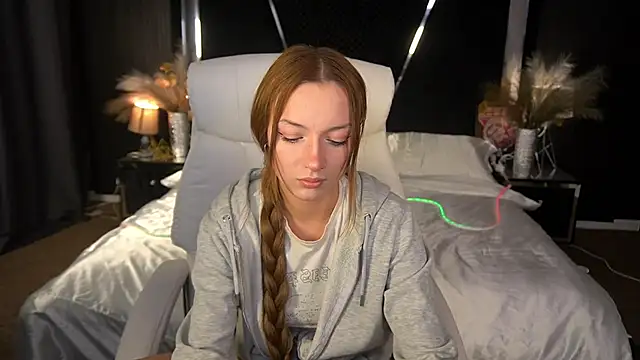 FoxyMayy online show from November 9, 9:00 pm