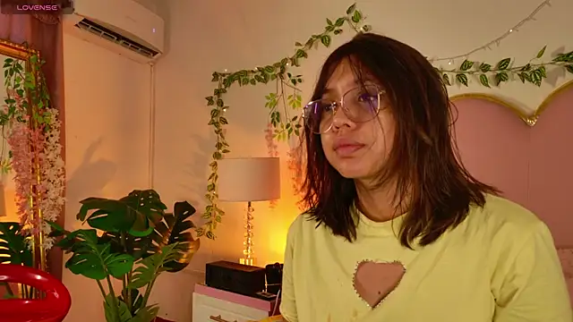 Lauuu2007 online show from April 10, 8:48 pm