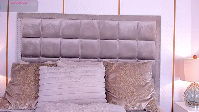 DakotaWangi online show from April 12, 7:55 am