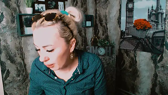 EmmaCat  online show from September 24, 4:22 am