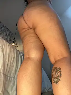 krisstenSantos online show from October 14, 1:35 pm