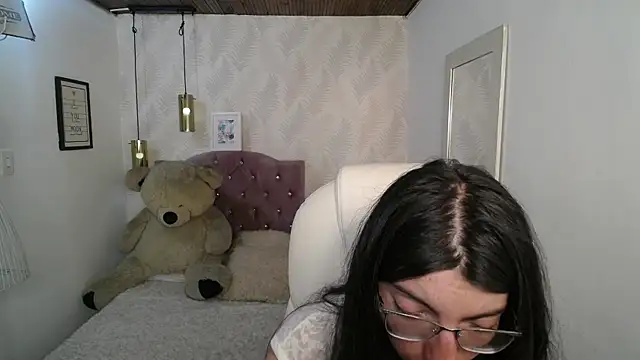 alllyson  online show from December 22, 9:18 pm