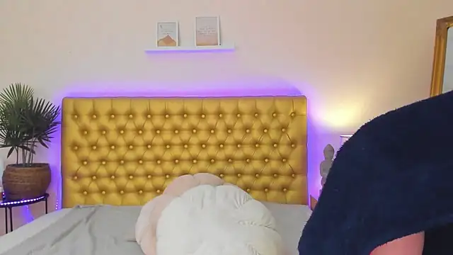 TrishaDarks online show from March 31, 5:18 am