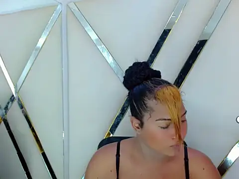 AuroraRoss online show from November 11, 7:22 pm