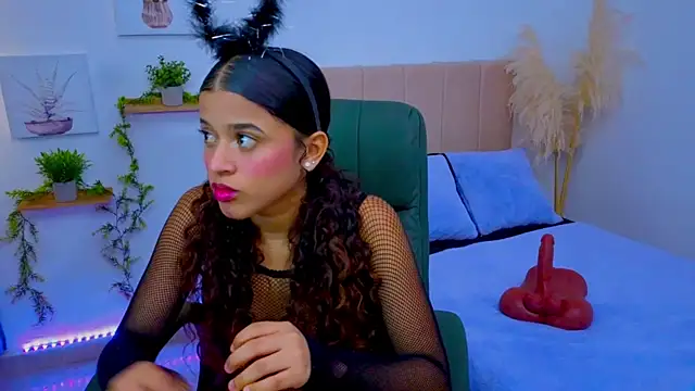 pequitasmedusa9 online show from October 17, 7:50 pm