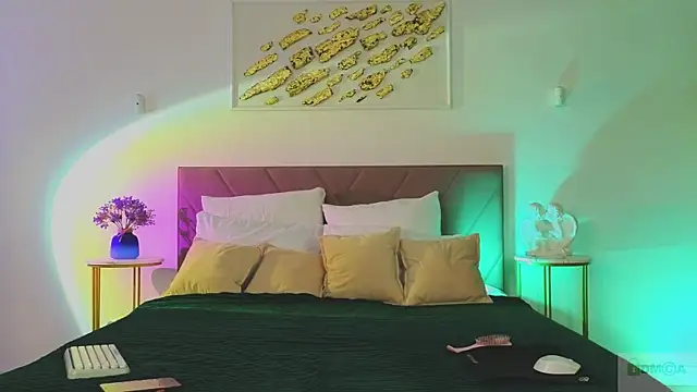 Nicole Broown  online show from April 4, 9:13 pm