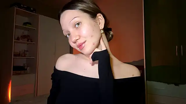 EmiIyKitty online show from December 14, 6:57 pm