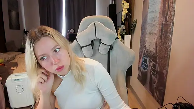 stefany and bettany online show from April 24, 11:46 am