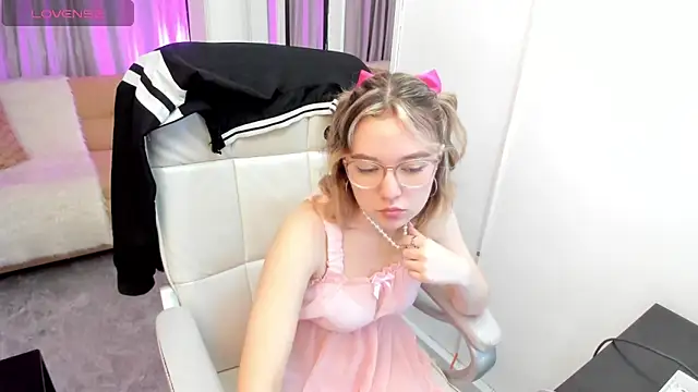 Lucia Copper online show from October 4, 1:39 pm