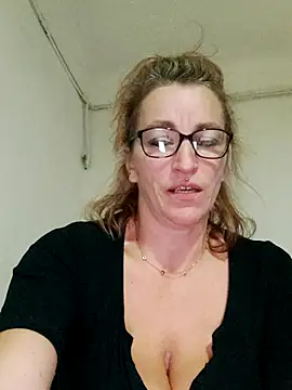 Fifi83Bell online show from November 3, 9:30 pm