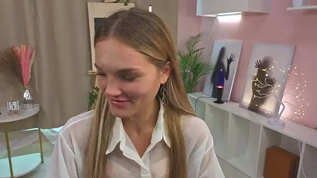 JulieLupo online show from October 12, 6:16 am