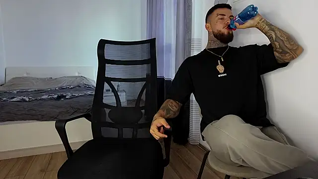 MasculineGuy99 online show from November 3, 8:51 am