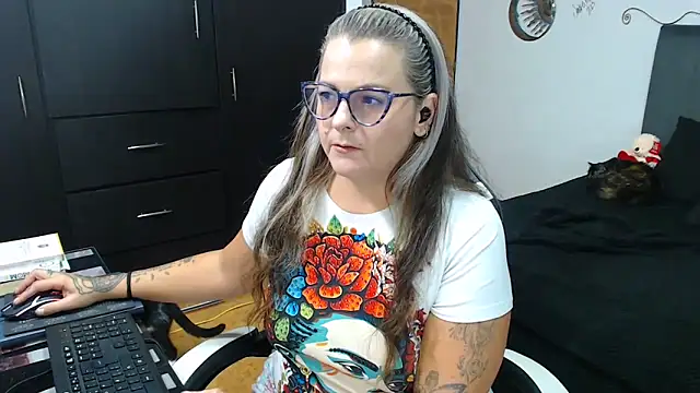 perlagoloza05 online show from October 28, 3:45 am