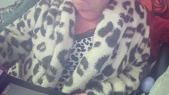 Playful MILF Demi online show from April 5, 9:03 pm