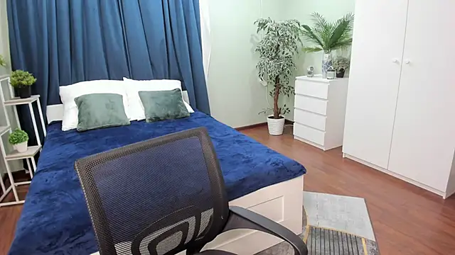 TiffanyYounge online show from October 15, 10:51 am