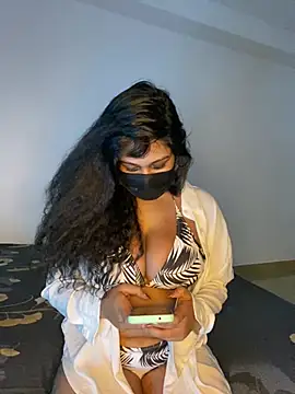 Monica  Bellucci   online show from February 16, 7:03 pm