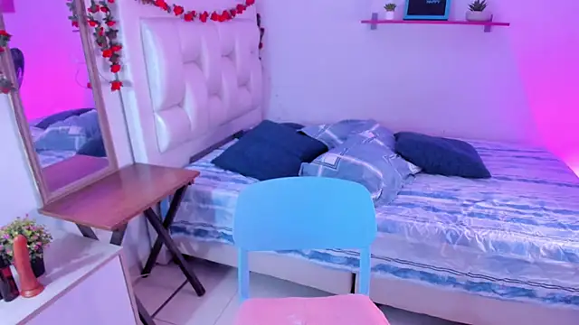 Laaura-Velez online show from November 28, 1:25 pm