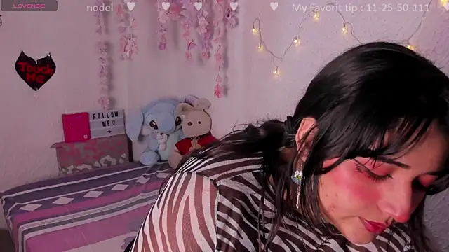 Emilycollei online show from November 10, 3:07 pm