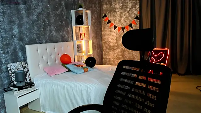 scent  of woman online show from November 5, 1:33 am